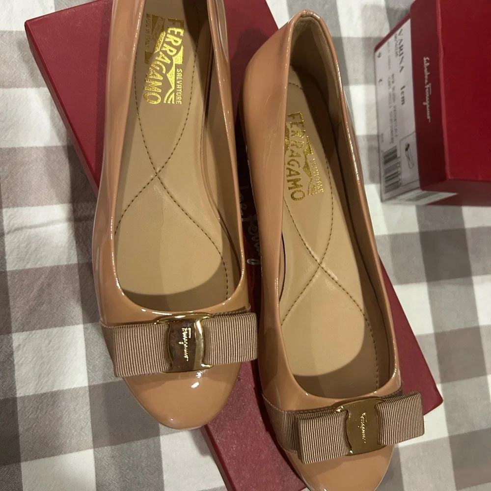 Salvatore Ferragamo beige shoes - Picture 2 of 2